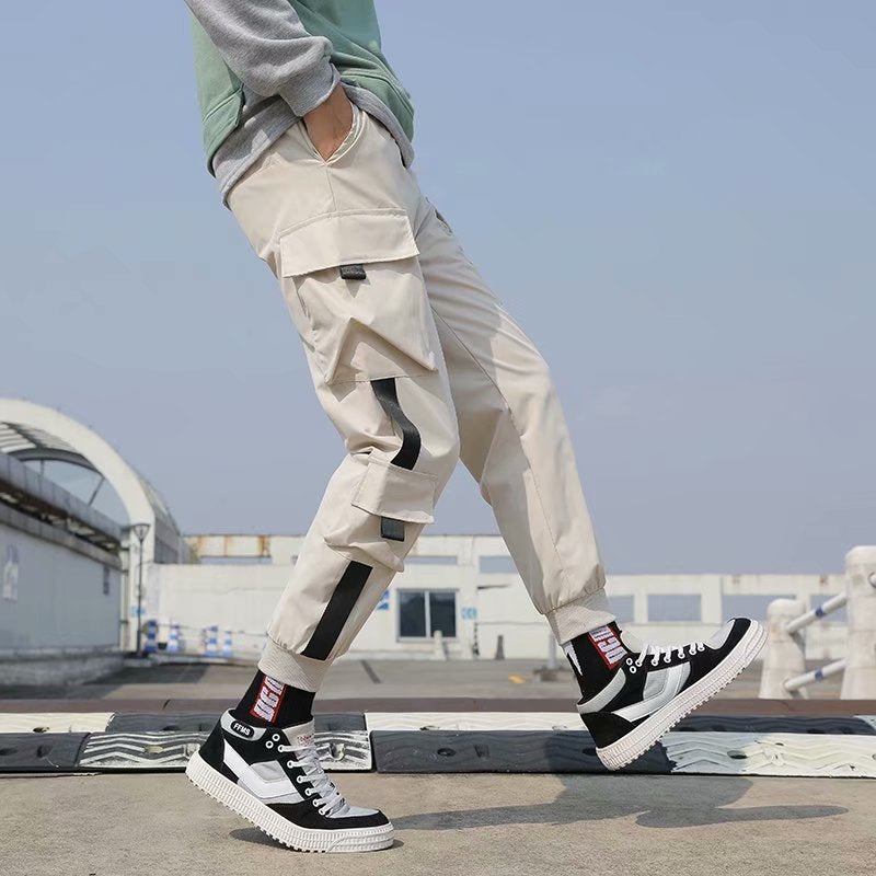Calça Cargo Masculina com Fivelas Laterais e Caimento Urbano